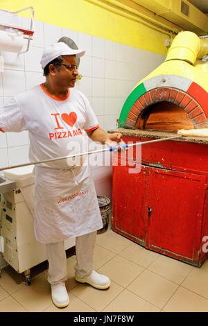 Firenze, Italia - 15 Ottobre 2016: Chef preparare la pizza in forno a ristorante pizzeria, Firenze, Toscana, Italia. Foto Stock