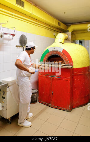 Firenze, Italia - 15 Ottobre 2016: Chef preparare la pizza in forno a pizzeria ristorante di Firenze, Toscana, Italia. Foto Stock