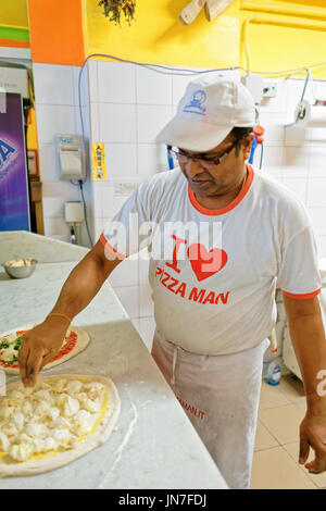 Firenze, Italia - 15 Ottobre 2016: Chef preparare la pizza nel ristorante pizzeria, Firenze, Toscana, Italia. Foto Stock