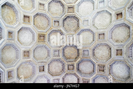 Mantova, Italia - 23 Ottobre 2016: decor del soffitto di Sant Andrea Basilica di Mantova, Lombardia, Italia Foto Stock