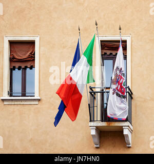 Mantova, Italia - 22 Ottobre 2016: bandiere sul balcone di un edificio a Mantova, Lombardia, Italia Foto Stock