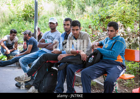 Passau, Germania - 1 agosto 2015: siriano ragazzi rifugiati in attesa di registrazione in un accampamento di Passau, Germania Foto Stock