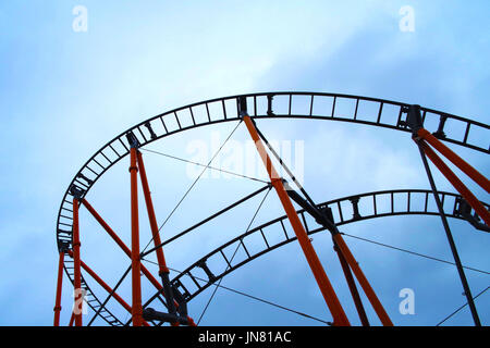 Roller Coaster via contro il cielo blu Foto Stock