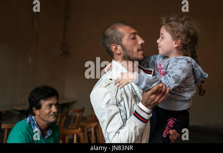 Passau, Germania - 2 Agosto 2015: padre e sua figlia dalla Siria nel migrante centro di registrazione in Passau. Il avere fede per un futuro migliore. Foto Stock