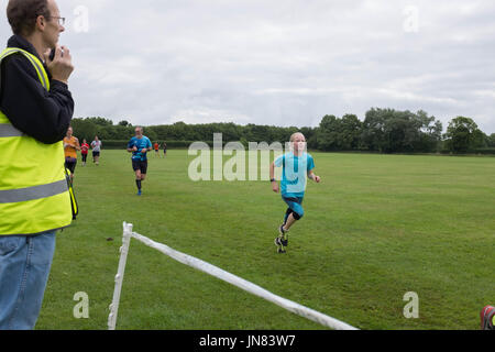 Ragazza giovane runner finisce il parco gestito in Leamington Spa Warwickshire Foto Stock