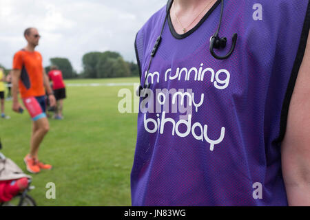 Compleanno runner nel Parco eseguire Leamington Spa Foto Stock