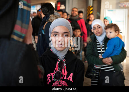 Monaco di Baviera, Germania - 8 Settembre 2015: i rifugiati dalla Siria, Afghanistan e Iraq arrivando alla stazione centrale di Monaco di Baviera per chiedere asilo in Europa. Foto Stock