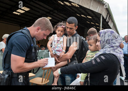 Passau, Germania - 1 agosto 2015: siriano famiglia dei profughi in un campo di registrazione in Passau, Germania. Essi sono in cerca di asilo in Europa. Foto Stock