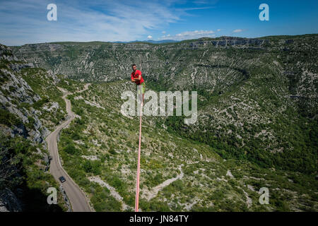 Nel sud della Francia, diversi membri del francese extreme sports team sangle dessus dessous, installare e camminare il più lungo mai slackline nel circo di Navacelles (mondo patrimonio umanità) a 300 metri di altezza. La highline è il più lungo mai truccate, 1662 metri, 1 miglio a. Nathan Paulin è il secondo per attraversare la linea, egli è il mondo recordman titolare. Navacelles - Francia - giugno 2017. Dans le sud de la France, plusieurs membres de l'équipe de sport extrême ont installé et traversé la plus longue slackline du monde dans le Cirque de Navacelles (sito inscrit au patrimoine mondiale de l'Unesco). La Foto Stock