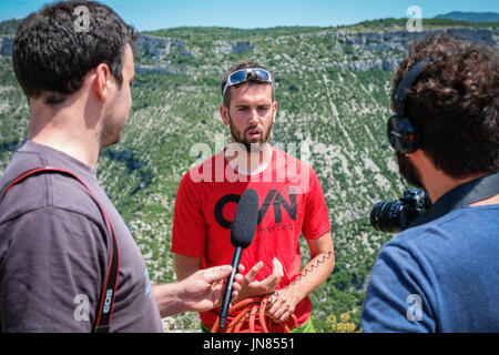 Nel sud della Francia, diversi membri del francese extreme sports team sangle dessus dessous, installare e camminare il più lungo mai slackline nel circo di Navacelles (mondo patrimonio umanità) a 300 metri di altezza. La highline è il più lungo mai truccate, 1662 metri, 1 miglio a. Nathan Paulin è il secondo per attraversare la linea, egli è il mondo recordman titolare. Navacelles - Francia - giugno 2017. Dans le sud de la France, plusieurs membres de l'équipe de sport extrême ont installé et traversé la plus longue slackline du monde dans le Cirque de Navacelles (sito inscrit au patrimoine mondiale de l'Unesco). La Foto Stock