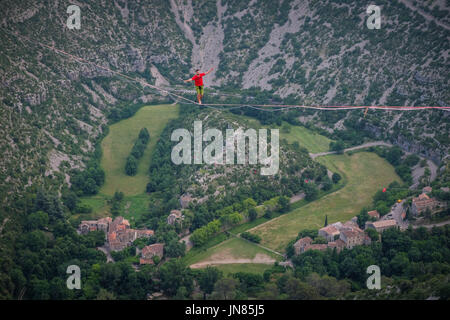 Nel sud della Francia, diversi membri del francese extreme sports team sangle dessus dessous, installare e camminare il più lungo mai slackline nel circo di Navacelles (mondo patrimonio umanità) a 300 metri di altezza. La highline è il più lungo mai truccate, 1662 metri, 1 miglio a. Nathan Paulin è il secondo per attraversare la linea, egli è il mondo recordman titolare. Navacelles - Francia - giugno 2017. Dans le sud de la France, plusieurs membres de l'équipe de sport extrême ont installé et traversé la plus longue slackline du monde dans le Cirque de Navacelles (sito inscrit au patrimoine mondiale de l'Unesco). La Foto Stock