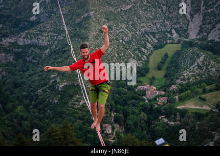 Nel sud della Francia, diversi membri del francese extreme sports team sangle dessus dessous, installare e camminare il più lungo mai slackline nel circo di Navacelles (mondo patrimonio umanità) a 300 metri di altezza. La highline è il più lungo mai truccate, 1662 metri, 1 miglio a. Nathan Paulin è il secondo per attraversare la linea, egli è il mondo recordman titolare. Navacelles - Francia - giugno 2017. Dans le sud de la France, plusieurs membres de l'équipe de sport extrême ont installé et traversé la plus longue slackline du monde dans le Cirque de Navacelles (sito inscrit au patrimoine mondiale de l'Unesco). La Foto Stock