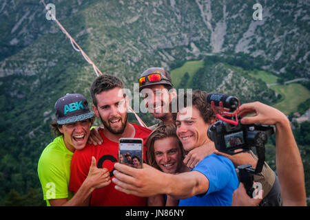 Nel sud della Francia, diversi membri del francese extreme sports team sangle dessus dessous, installare e camminare il più lungo mai slackline nel circo di Navacelles (mondo patrimonio umanità) a 300 metri di altezza. La highline è il più lungo mai truccate, 1662 metri, 1 miglio a. Nathan Paulin è il secondo per attraversare la linea, egli è il mondo recordman titolare. Navacelles - Francia - giugno 2017. Dans le sud de la France, plusieurs membres de l'équipe de sport extrême ont installé et traversé la plus longue slackline du monde dans le Cirque de Navacelles (sito inscrit au patrimoine mondiale de l'Unesco). La Foto Stock