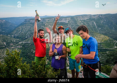 Nel sud della Francia, diversi membri del francese extreme sports team sangle dessus dessous, installare e camminare il più lungo mai slackline nel circo di Navacelles (mondo patrimonio umanità) a 300 metri di altezza. La highline è il più lungo mai truccate, 1662 metri, 1 miglio a. Nathan Paulin è il secondo per attraversare la linea, egli è il mondo recordman titolare. Navacelles - Francia - giugno 2017. Dans le sud de la France, plusieurs membres de l'équipe de sport extrême ont installé et traversé la plus longue slackline du monde dans le Cirque de Navacelles (sito inscrit au patrimoine mondiale de l'Unesco). La Foto Stock