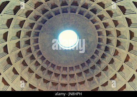 Roma, Italia - 13 Ottobre 2016: soffitto del Pantheon di Roma, Italia Foto Stock