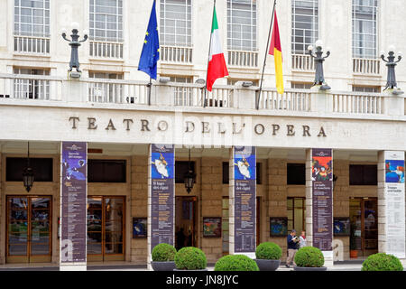 Roma, Italia - 14 Ottobre 2016: Teatro dell'Opera di Roma, Italia. Persone sullo sfondo Foto Stock