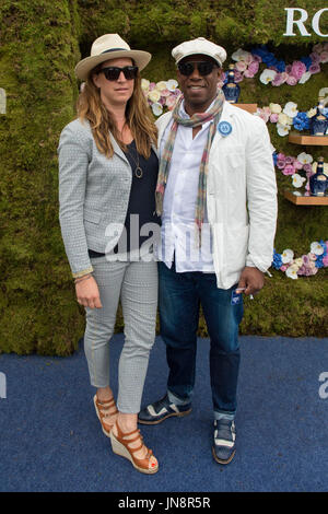 Ex Inghilterra e Arsenal calciatore Ian Wright e sua moglie Nancy Hallam arrivare presso il Royal Salute incoronazione Polo Cup a Windsor Great Park in Surrey. Foto Stock