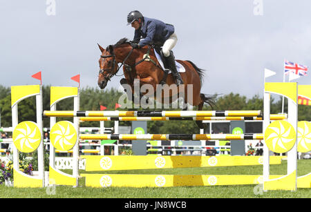 Zara Tindall compete sul alto regno in show jumping durante il giorno due di Burgham Horse Trials, Morpeth. Foto Stock