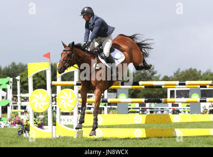 Zara Tindall compete sul alto regno in show jumping durante il giorno due di Burgham Horse Trials, Morpeth. Foto Stock