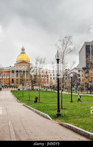 Boston, Stati Uniti d'America - 28 Aprile 2015: Persone a Boston Common Park e la Biblioteca dello Stato del Massachusetts, ma l'America. Foto Stock