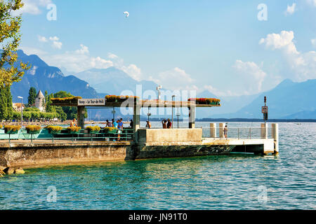 Vevey, Svizzera - 27 agosto 2016: le persone in fase di atterraggio sul Lago Lemano a Vevey in Riviera Svizzera Foto Stock