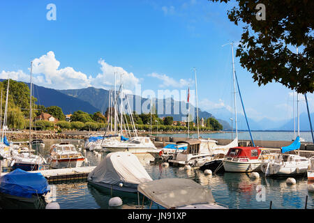 Vevey, Svizzera - 27 agosto 2016: Barche a vela presso il molo sul Lago Lemano a Vevey in Riviera svizzera. Foto Stock