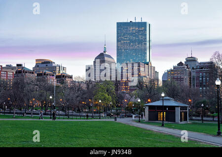 Boston, Stati Uniti d'America - 28 Aprile 2015: Boston Common parco pubblico e persone, il centro cittadino di Boston, MA, America Foto Stock