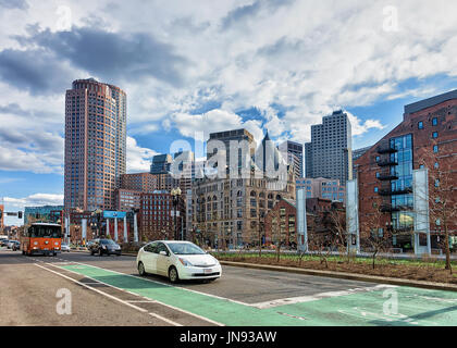 Boston, Stati Uniti d'America - 28 Aprile 2015: Memoriale dell Olocausto Union Street Park e grattacieli in Congress Street presso il centro cittadino di Boston, MA, America. Persone su th Foto Stock