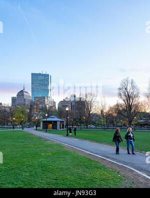 Boston, Stati Uniti d'America - 28 Aprile 2015: Persone a Boston Common parco pubblico, il centro cittadino di Boston, MA, America Foto Stock