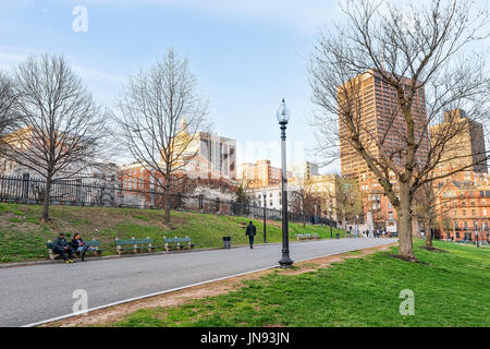 Boston, Stati Uniti d'America - 28 Aprile 2015: persone alla Biblioteca di Stato e il Massachusetts a Boston Common park, ma l'America. Foto Stock