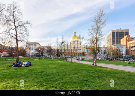 Boston, Stati Uniti d'America - 28 Aprile 2015: persone alla libreria dello stato del Massachusetts a Boston Common park, ma l'America. Foto Stock