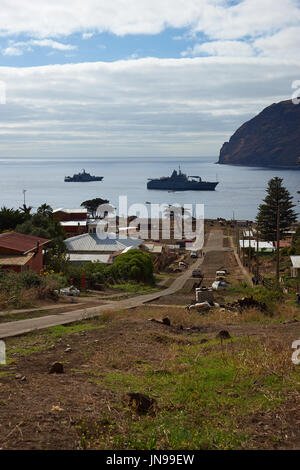 Cumberland Bay e la città di San Juan Bautista sull isola di Robinson Crusoe, uno dei tre principali isole che compongono le Isole Juan Fernández, in Cile. Foto Stock