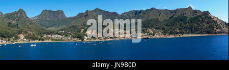 Cumberland Bay e la città di San Juan Bautista sull isola di Robinson Crusoe, uno dei tre principali isole che compongono le Isole Juan Fernández, in Cile. Foto Stock