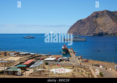 Cumberland Bay e la città di San Juan Bautista sull isola di Robinson Crusoe, uno dei tre principali isole che compongono le Isole Juan Fernández, in Cile. Foto Stock