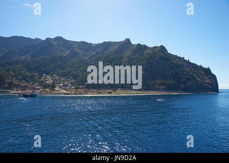 Cumberland Bay e la città di San Juan Bautista sull isola di Robinson Crusoe, uno dei tre principali isole che compongono le Isole Juan Fernández, in Cile. Foto Stock