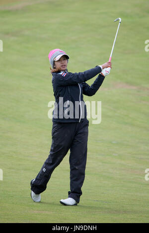 Thailandia del Pornanong Phatlum svolge il suo approccio shot al par 4 1° foro durante il giorno tre di Aberdeen Asset Management Ladies Scottish Open a Dundonald Links, North Ayrshire. Foto Stock