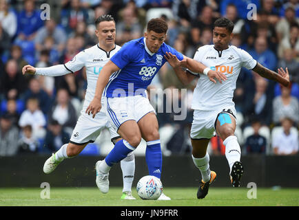 Birmingham City's che Adams che fugge da Swansea City's Roque Mesa (sinistra) e Kyle Naughton (a destra) durante la fase di pre-stagione corrisponde alla st Andrews, Birmingham. Foto Stock