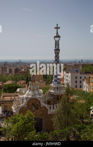 Gli edifici all'entrata di Gaudi Parc Guell a Barcellona Foto Stock