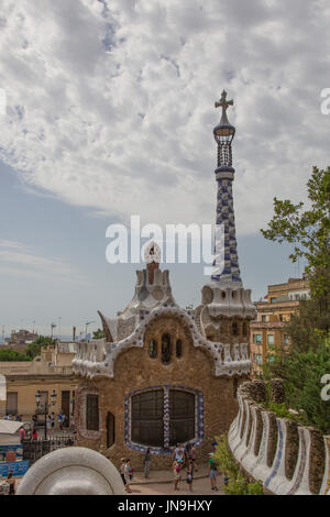 Gli edifici all'entrata di Gaudi Parc Guell a Barcellona Foto Stock