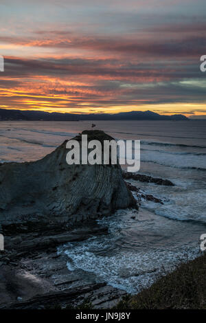 Tramonto con cielo rosso di Sopelana, Paese Basco Foto Stock