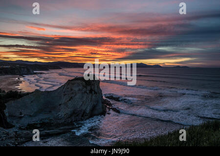 Tramonto con cielo rosso di Sopelana, Paese Basco Foto Stock