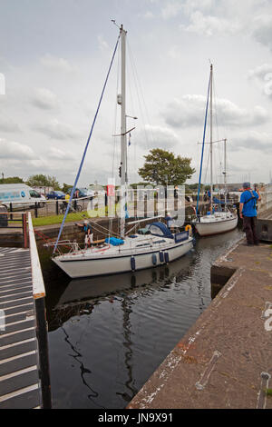 Il livello dell'acqua diminuisce progressivamente nella serratura a Glasson Dock Foto Stock