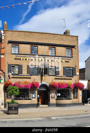 Il Golden Lion public house, High Street, Newmarket, Suffolk, Inghilterra, Regno Unito Foto Stock