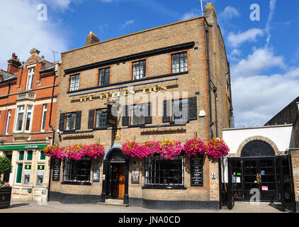 Il Golden Lion public house, High Street, Newmarket, Suffolk, Inghilterra, Regno Unito Foto Stock