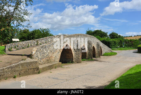 Packhorse bridge nel villaggio di Moulton, Suffolk, Inghilterra, Regno Unito Foto Stock