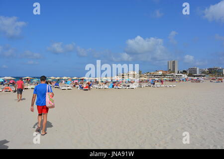Giovane uomo di andare alla spiaggia di Arenal a Javea sulla Costa Blanca, Spagna. Foto Stock
