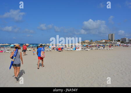 Coppia giovane di andare alla spiaggia di Arenal a Javea sulla Costa Blanca, Spagna. Foto Stock