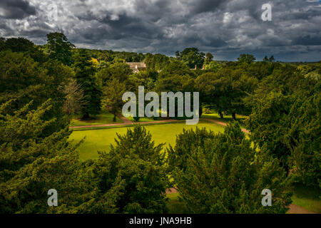 Vista attraverso il bowling green a Dirleton Castle con drammatica moody sky, East Lothian, Scozia, Regno Unito Foto Stock