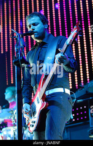 Christopher Wolstenholme Muse esegue 2007 KROQ quasi Acoustic Natale Gibson Ampitheater Universal City. Foto Stock