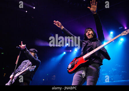 Il cantante Patrick Stump,Pete Wentz fall out boy esegue sul palco durante il fall out boy Honda Civic Tour spettacolo finale svoltasi honda center anaheim,ca Foto Stock